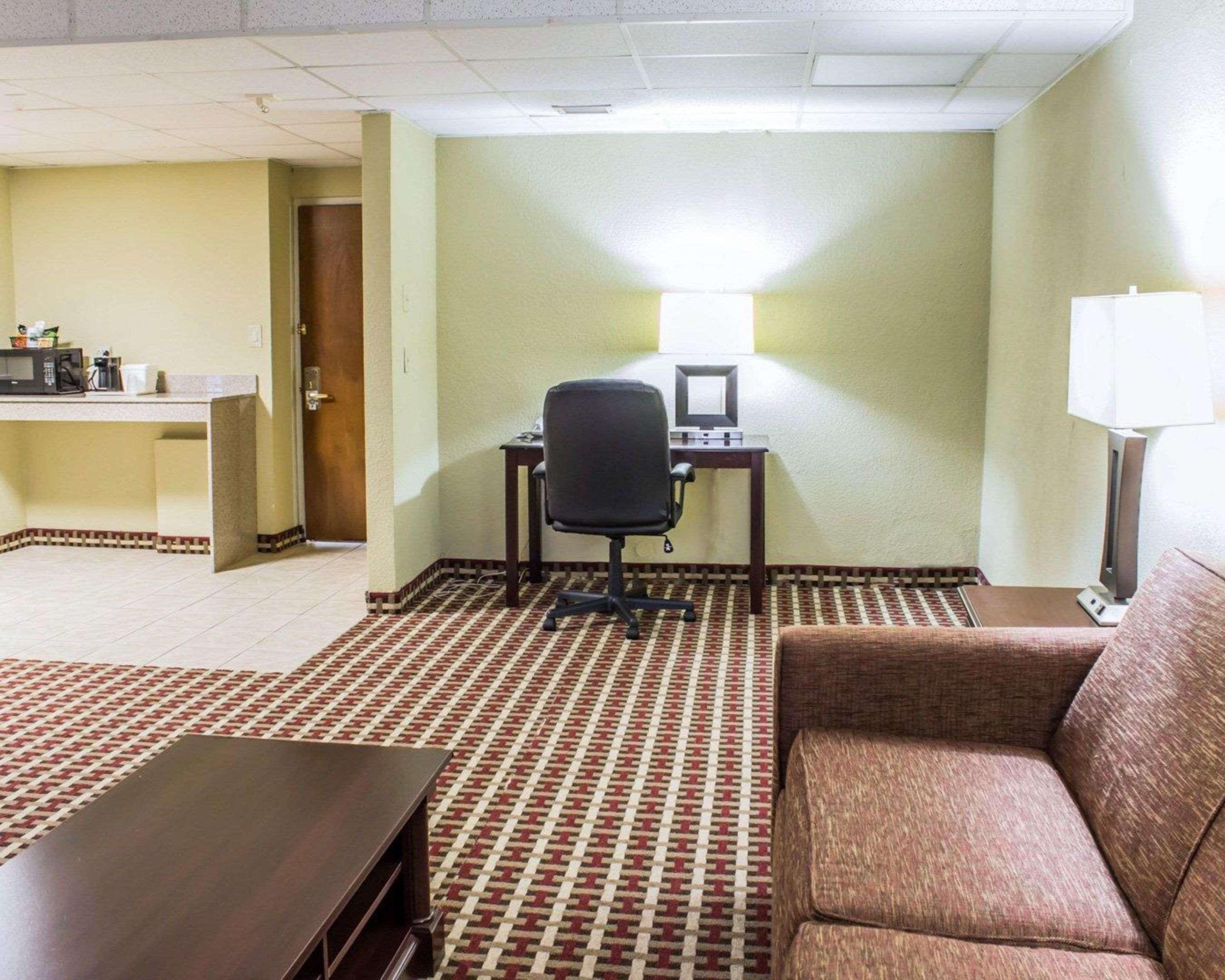 Quality Inn & Suites เฟย์เอตต์วิลล์ ภายนอก รูปภาพ