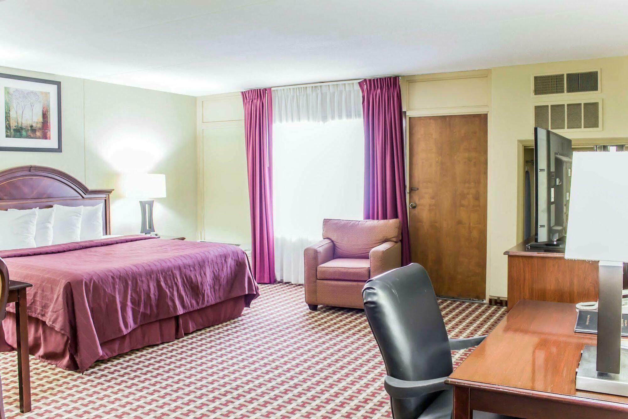 Quality Inn & Suites เฟย์เอตต์วิลล์ ภายนอก รูปภาพ